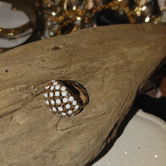 Napier Ring White Cabochons Size 7 Vintage MCM Gold Tone Retro Statement Jewelry - Picture 10 of 15